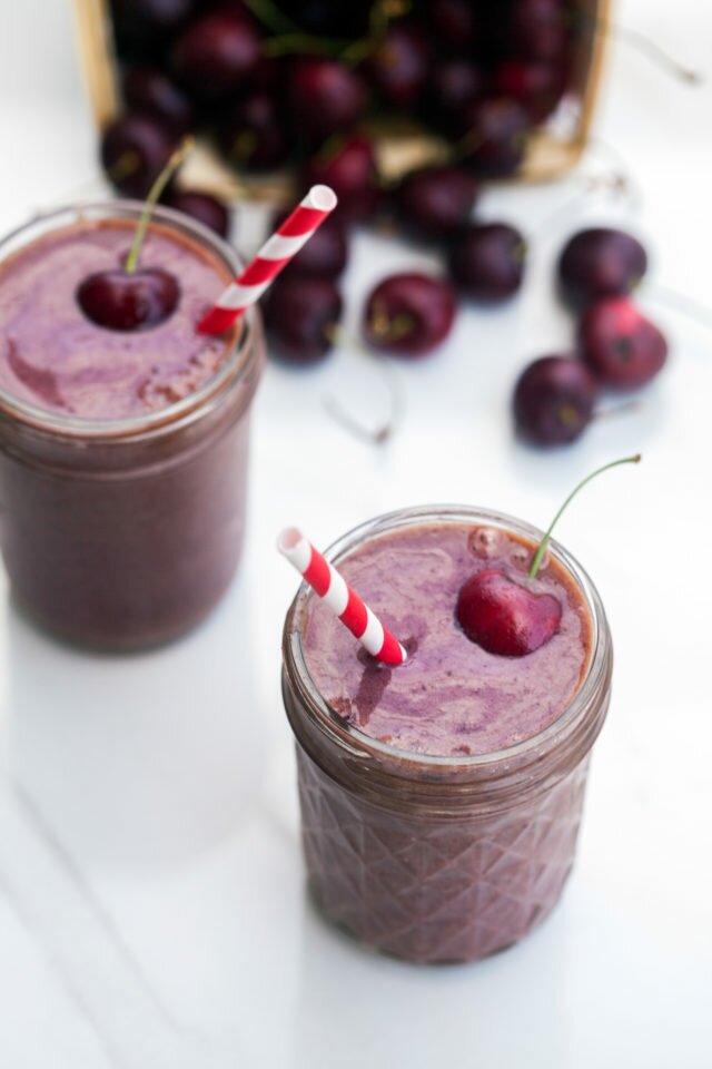 Cool off with this crazy easy smoothie recipe! | www.spachethespatula.com #recipe #vegan