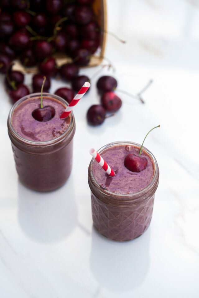 Cool off with this crazy easy smoothie recipe! | www.spachethespatula.com #recipe #vegan