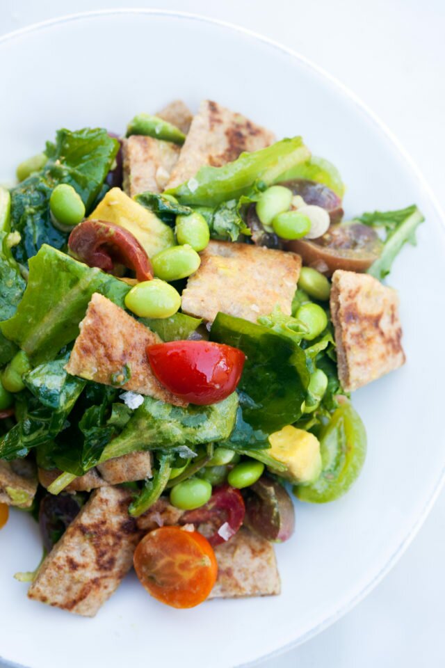 A delicious and Summer-y take on a Panzanella salad! | www.spachethespatula.com #recipe #vegan