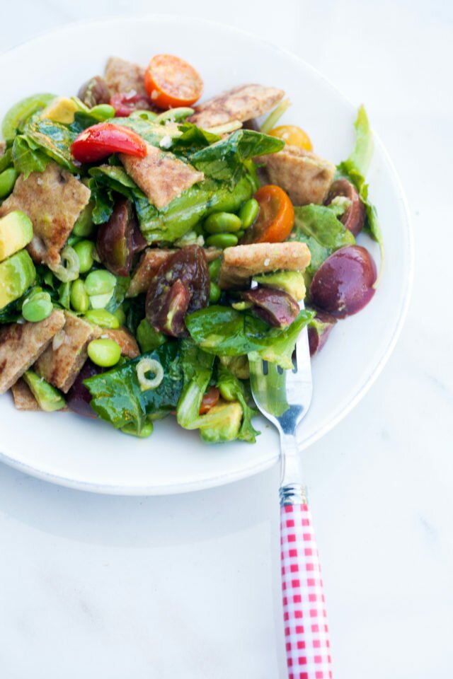 A delicious and Summer-y take on a Panzanella salad! | www.spachethespatula.com #recipe #vegan