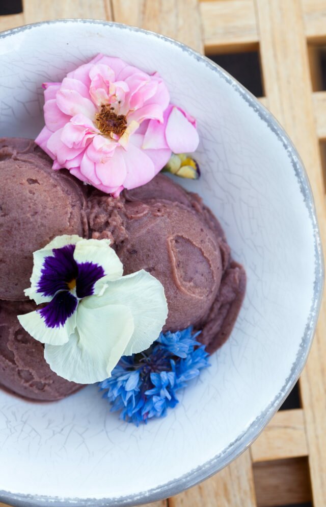 This no-churn, 3-ingredient ice cream will help you beat the heat SUPER quick! #vegan | www.spachethespatula.com #recipe