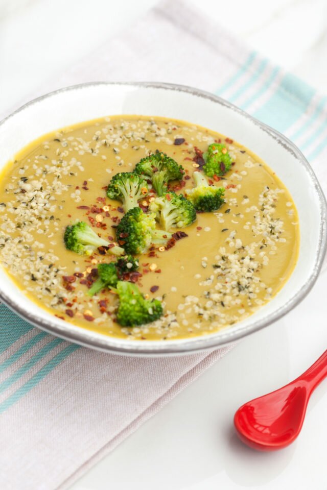 This super tasty broccoli soup gets its creaminess from white beans! | www.spachethespatula.com #recipe #vegan