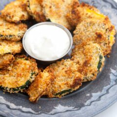 These zucchini coins are super crunchy, flavorful, and easy...plus they're good for you! | www.spachethespatula.com #recipe #vegan