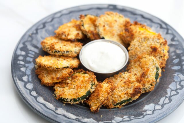 These zucchini coins are super crunchy, flavorful, and easy...plus they're good for you! | www.spachethespatula.com #recipe #vegan